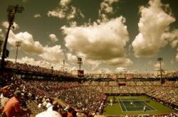 纳达尔重返赛场，首战即震撼TES，观众激情沸腾！